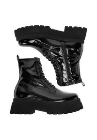 Czarne lakierowane botki za kostkę z masywną podeszwą, sznurowanym przodem i bocznym zamkiem. Posiadają teksturowaną gumową podeszwę i dekoracyjne akcenty.