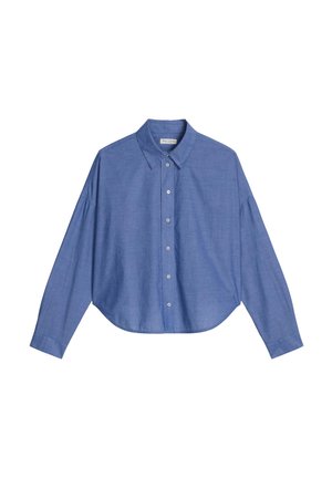 Blaues langärmeliges Hemd mit Knöpfen, spitzem Kragen und abgerundetem Saum, flach auf weißem Hintergrund ausgelegt.