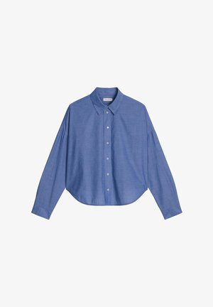 Blauw overhemd met lange mouwen, knoopsluiting, puntige kraag en afgeronde zoom, plat uitgestald op een witte achtergrond.