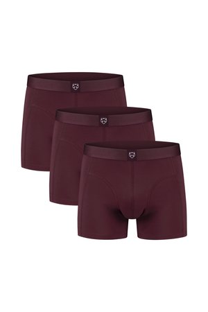 Tre burgunder boxerbriefs med et lille hvidt logo på linningen, vist i en forskudt opstilling på en hvid baggrund.