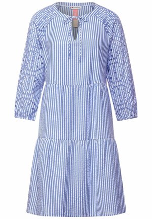 Robe à rayures verticales bleues et blanches avec des manches en dentelle brodée trois-quarts et un petit lien au niveau du col.