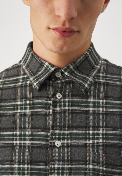 Gråternet skjorte med knapper lavet af flannel, med grønne, hvide og gule striber, små hvide knapper og en klassisk krave.