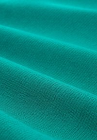 Teal Polyester-Stoff mit strukturierter Oberfläche, der horizontale Linien zeigt und eine weiche, glatte Erscheinung über gefaltete Lagen hat.