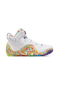 Chaussures Nike avec une tige en cuir blanc, une semelle en caoutchouc colorée à pois et des accents violets. Présentent un système de laçage sécurisé et un col rembourré.