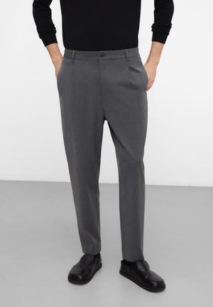 - Spodnie materiałowe