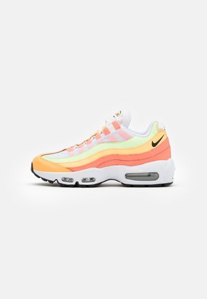 Nike Air Max 95 sneaker in pastel oranje, geel en groen met wit mesh en zichtbare luchtvering in witte zool.