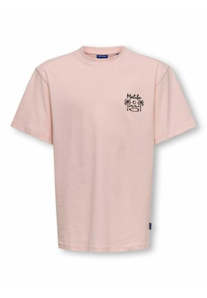 Világos rózsaszín rövid ujjú póló, kis fekete "Malibu" grafikával, amely két pálmafát, napot és hullámokat ábrázol a bal mellrészen.