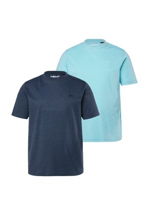 Dwa męskie t-shirty z okrągłym dekoltem, jeden ciemnoniebieski, drugi jasnoniebieski, oba z krótkimi rękawami i małymi logo "M" na piersi.