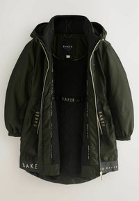Chaqueta exterior verde con un forro negro acolchado, con cierre de cremallera, capucha y la marca "BAKER" en oro en el interior y en los bolsillos.
