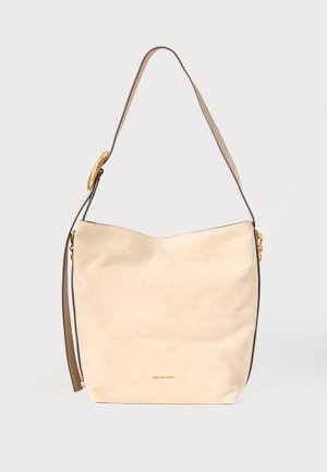 Sac à épaule en daim beige avec une bandoulière ajustable, une boucle dorée et un petit logo Michael Kors à l'avant.