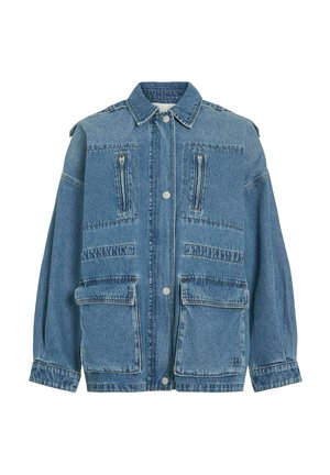 Veste en denim bleu avec boutons-pression, quatre poches avant, dont deux poches poitrine zippées et deux poches à rabat à la taille.