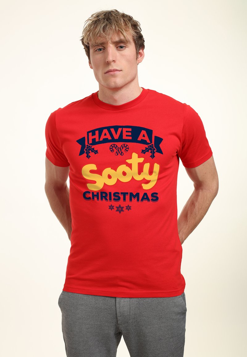 Rød bomulds T-shirt med et stort gult og blåt grafisk design, der siger "HAV EN SOTET JUL", med ferie-tema accenter. Korte ærmer.