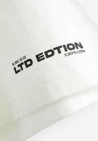 Next RELAXED FIT SHORT SLEEVE GRAPHIC STANDARD - Nyomott mintás póló - white cool vibes