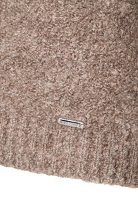 Brauner strukturiertes Strickstoff mit einer weichen, flauschigen Oberfläche. Verfügt über ein kleines metallisches Logo-Tag mit einer Reihe von dekorativen Steinen.