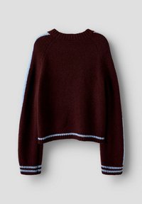 Burgundy kortärmad tröja med långa ärmar, ribbad halsringning och blå ränder längs axlarna och muddarna. Mjuk, texturerad stickad tyg.