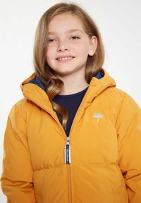 Puffig orange jacka med marinblå insida, dragkedjestängning och subtilt paraplylogotyp på bröstet. Mjuk textur med huva.
