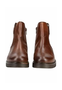 Bottines en cuir marron avec une texture lisse, fermeture par zip sur le côté et un petit talon empilé. Détails de couture le long de la semelle.