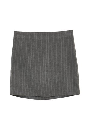 Mini gonna grigio a righe verticali caratterizzata da un taglio dritto, con un leggero orlo asimmetrico. Il tessuto ha una consistenza liscia.