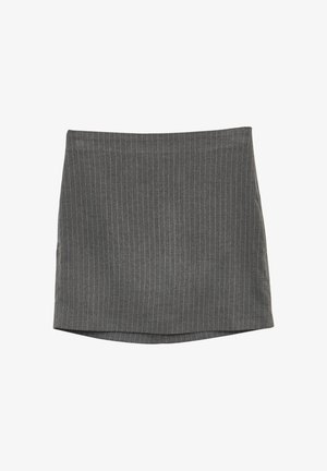 Mini gonna grigio a righe verticali caratterizzata da un taglio dritto, con un leggero orlo asimmetrico. Il tessuto ha una consistenza liscia.