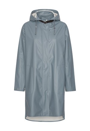 Impermeable largo azul grisáceo con capucha, bolsillos delanteros, puños con botones a presión y cordón con extremos metálicos en la capucha.