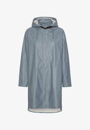 Impermeable largo azul grisáceo con capucha, bolsillos delanteros, puños con botones a presión y cordón con extremos metálicos en la capucha.