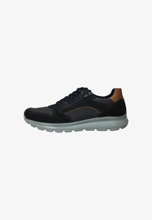 Zwart-grijze casual sneaker met veters aan de voorkant, zijrits, bruine hielaccent en dikke gevoerde zool.