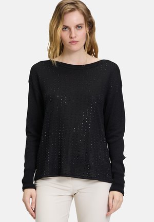 Zwarte gebreide trui met een brede bootnek, lange mouwen en een textuurdesign met metalen accenten doorheen.