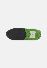Nike Sportswear AIR MAX SOLO - Sneakers low - white/black/chlorophyll/smoke grey