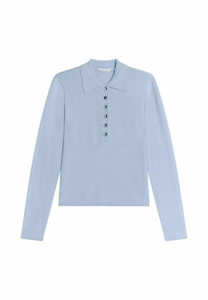 Lichtblauwe polo met lange mouwen en een brede kraag, voorzien van zes zwarte knopen aan de voorzijde.