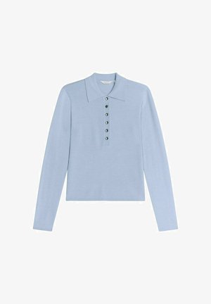 Lichtblauwe polo met lange mouwen en een brede kraag, voorzien van zes zwarte knopen aan de voorzijde.