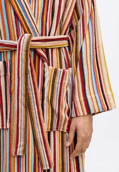 Ριγέ μπλε ρόμπα μπάνιου με διάφορα χρώματα, όπως κόκκινο, μπλε και κίτρινο. Κατασκευασμένη από υφασμάτινη ύλη με ζώνη και πλαϊνή τσέπη.