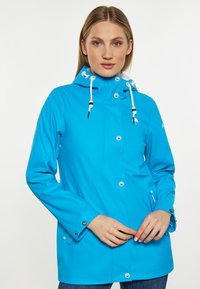 Blå vattentät jacka med huva, utrustad med tryckknappar, justerbara dragsko och sidofickor. Slät textur och lättviktsdesign.