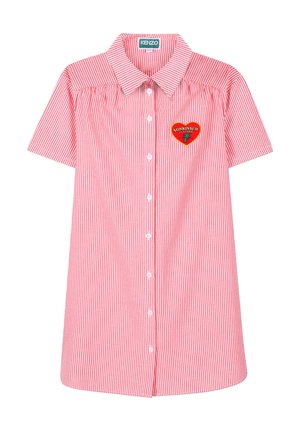 Chemise à manches courtes à rayures rouges et blanches avec un col, ornée d'un patch en forme de cœur brodé portant l'étiquette "SUNKISSED" sur la poitrine.