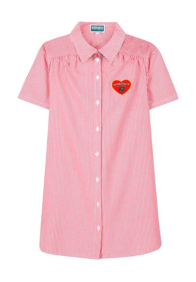 Chemise à manches courtes à rayures rouges et blanches avec un col, ornée d'un patch en forme de cœur brodé portant l'étiquette "SUNKISSED" sur la poitrine.