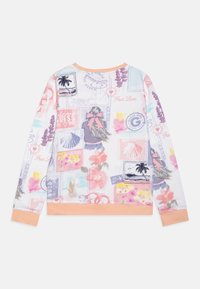 Sudadera de manga larga con un estampado de postal en tonos pastel, que incluye flores y palmeras, con un escote y puños acanalados en naranja.
