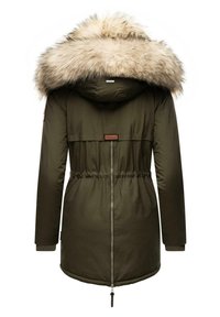 Parka verde oliva con capucha forrada de pelo sintético, cintura ajustada, cierre de cremallera en el frente y puños acanalados. Textura suave y diseño de longitud hasta el muslo.