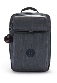 Grå tygryggsäck med flera fickor med dragkedja, en rund logopatch och en lurvig apa nyckelring fäst.