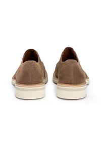Scarpe in suede marrone con profilo basso, punta rotonda e finitura testurizzata, dotate di suole in gomma color crema e accenti in pelle marrone.