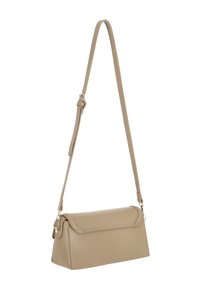 Bolso bandolera de cuero beige con forma rectangular delgada, solapa plegable y correa ajustable. Textura suave con detalles de costuras visibles.