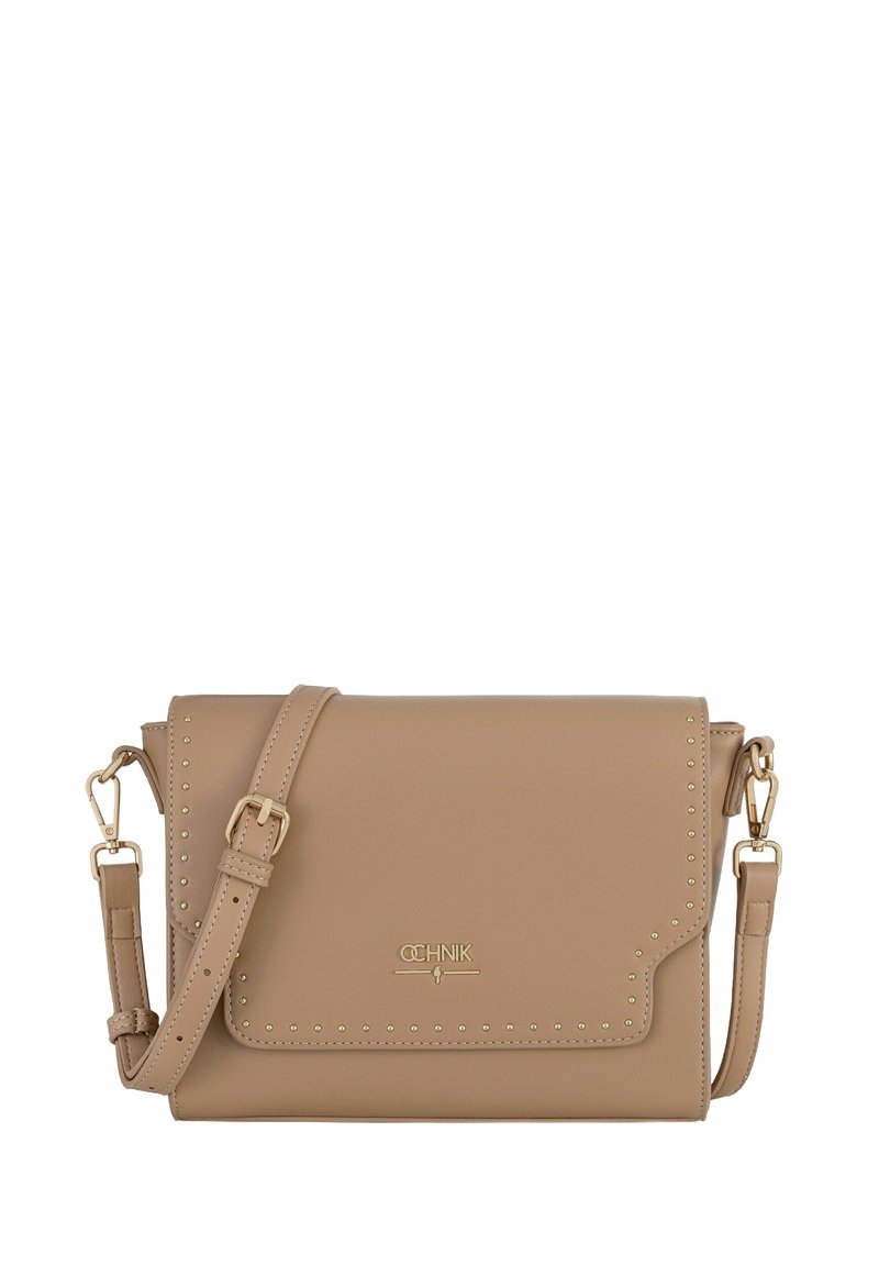 Beżowa torebka crossbody z syntetycznej skóry z klapką, złotymi ćwiekami wzdłuż krawędzi oraz odpinanym paskiem. Na przedniej części znajduje się złote logo.