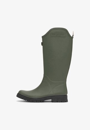 Wysoki, oliwkowozielony gumowy kalosz z czarną, wytrzymałą podeszwą i pętelką do ściągania, z boczną naszywką z logo "Ilse Jacobsen Hornbæk".