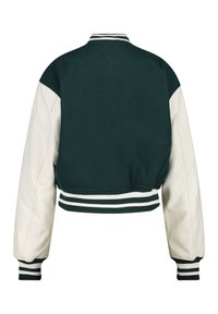 Vihreä ja kerma bomber-takki, jossa valkoiset raidalliset joustinneuloshihansuut ja vyötäröresori. Takissa on lyhennetty malli ja kontrastiväriset nahkaiset hihat.