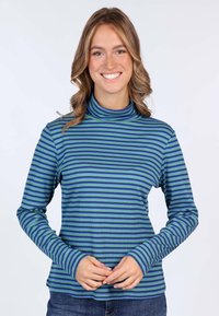 Langärmliges Rollkragenoberteil mit blauen und grünen horizontalen Streifen, aus Rippstoff gefertigt. Model trägt Jeans.