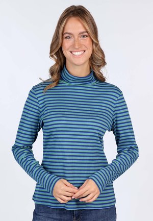 Langärmliges Rollkragenoberteil mit blauen und grünen horizontalen Streifen, aus Rippstoff gefertigt. Model trägt Jeans.