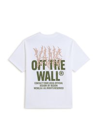 Bílé tričko s krátkým rukávem se velkým zeleným a béžovým grafickým textem "OFF THE WALL" a dalším menším textem na zadní straně.