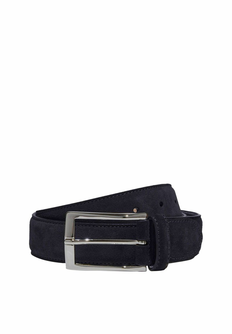 Cinturón de ante negro con hebilla rectangular plateada brillante y superficie texturizada. Presenta múltiples muescas para un ajuste ajustable.