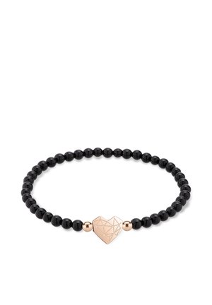 Schwarzes Perlenarmband mit zwei goldenen Perlen und einem geometrischen goldenen Herzanhänger in der Mitte auf weißem Hintergrund.