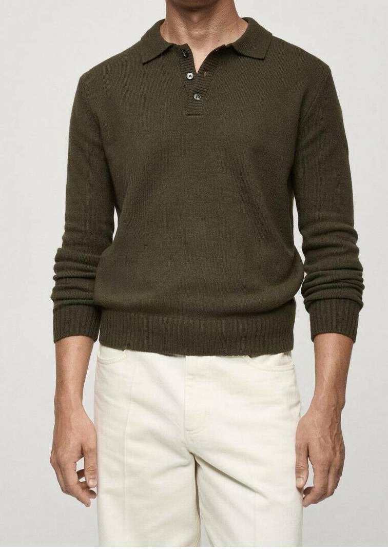Sweter polo z dzianiny w oliwkowym zielonym kolorze, z kołnierzykiem, zapięciem na trzy guziki oraz ściągaczami przy mankietach i dolnej krawędzi. Nosi się go z jasnymi spodniami.