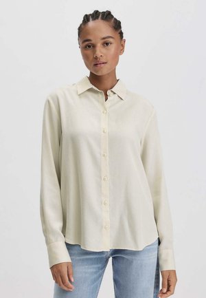 Cremfarbener, langärmeliger Button-up-Hemd mit Kentkragen, Frontknöpfen und einer lässigen Passform. Der Stoff wirkt glatt und leicht.