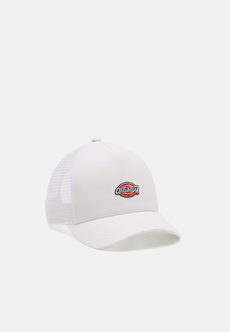 Gorra blanca con un panel frontal sólido y parte trasera de malla, que presenta unlogotipo bordado en forma circular con acentos en rojo, amarillo y negro.